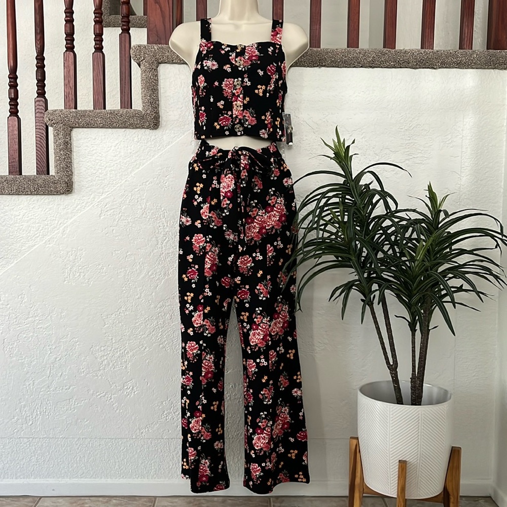 NO BOUNDARIES Women’s Floral Cropped Top and Flare Pants Set Size Small NWT